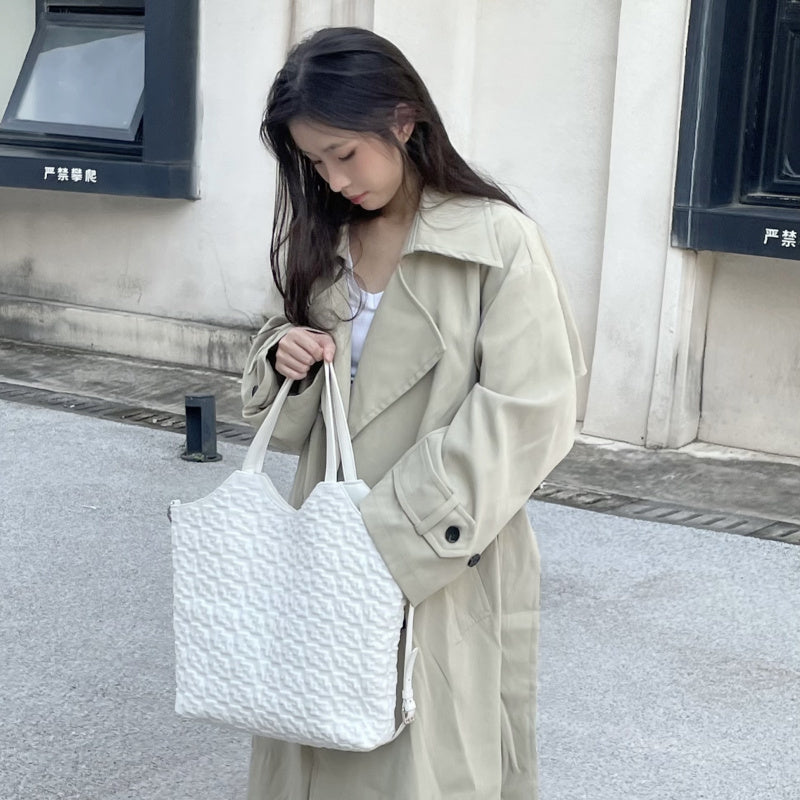Two-tone Tote Bag2025New Large Capacity Casual Waterproof Tote Bag for Women in Cream White with Textured Pattern/Obsidian Black Coarse Flower Commuter Shopping Bag