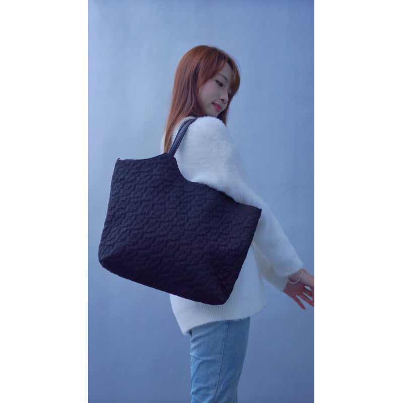 Two-tone Tote Bag2025New Large Capacity Casual Waterproof Tote Bag for Women in Cream White with Textured Pattern/Obsidian Black Coarse Flower Commuter Shopping Bag